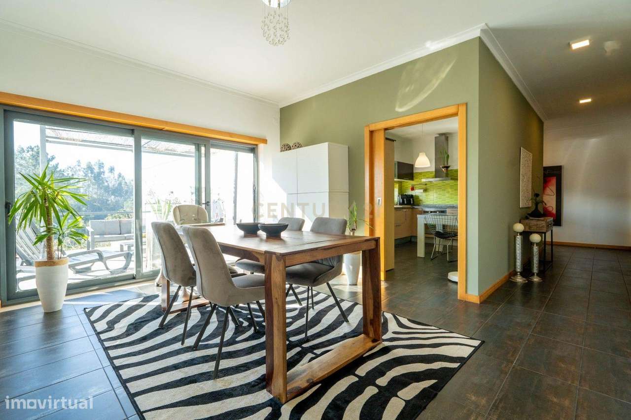 Moradia térrea T3+1 com linhas modernas,varandas,churrasco,jardim,gara-23