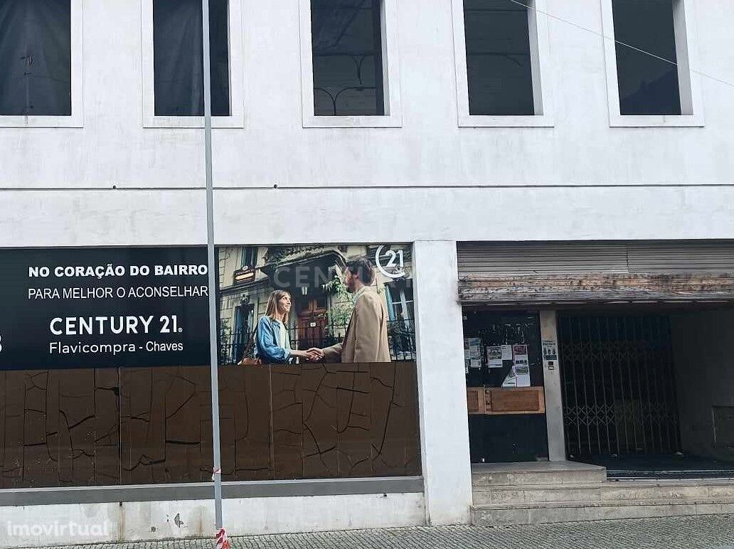 1600 m2 de espaços comerciais no centro de Chaves com vista sobre o ri