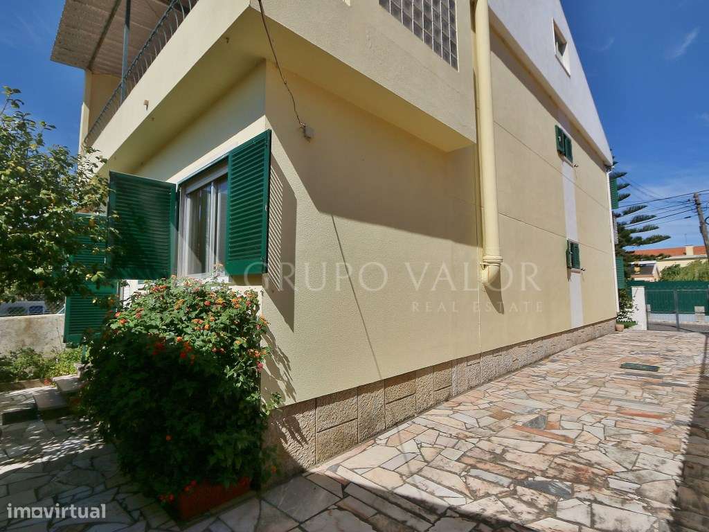 Moradia T4 com Garagem e Logradouro de 200m2 - Algueirão Mem Martins-37