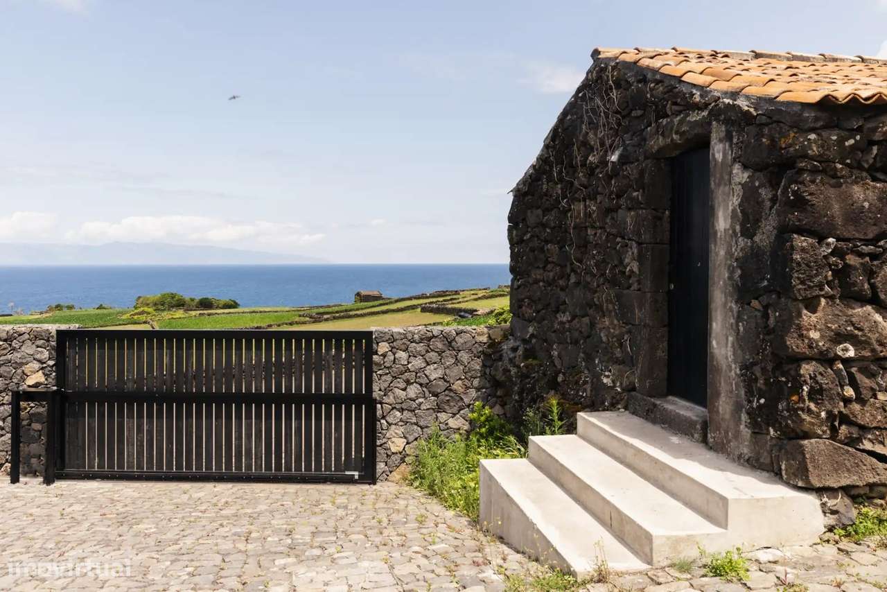 Moradia T3 contemporânea com jardim na Prainha, Ilha do Pico-29