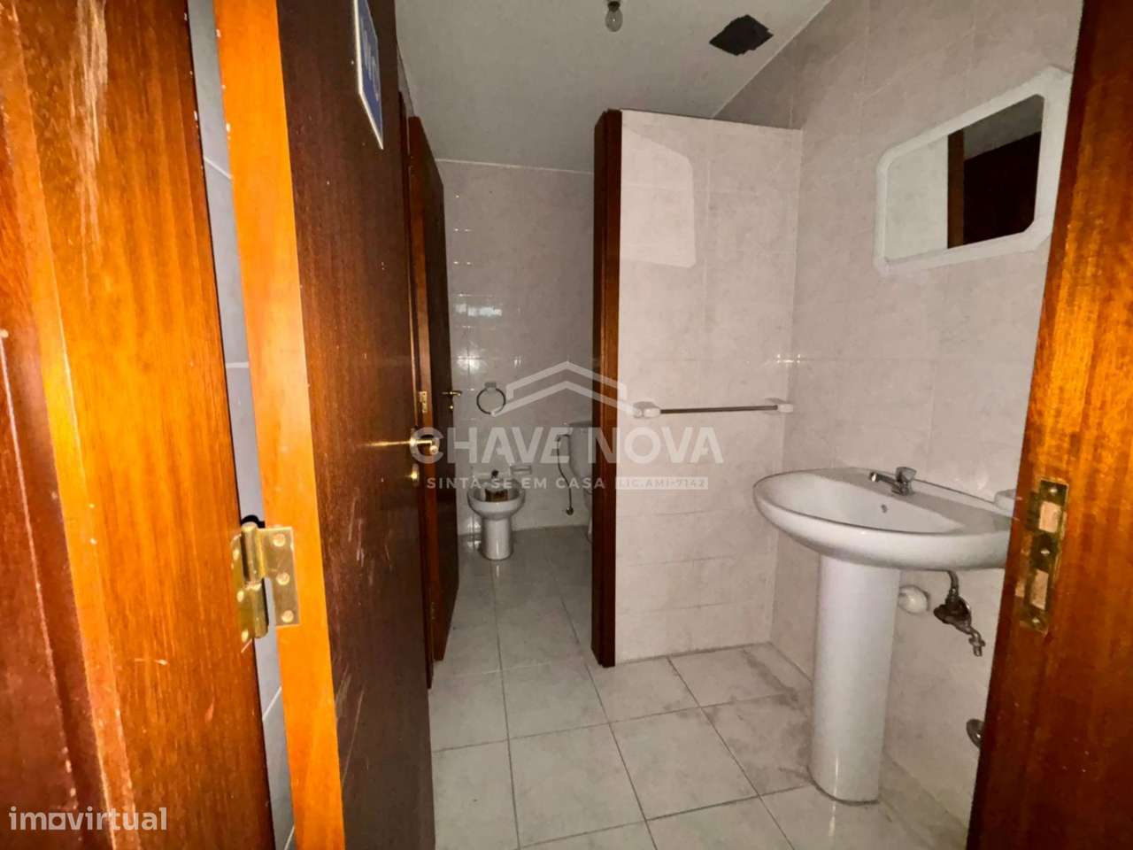 Loja comercial com lugar de garagem no centro de Sandim - Grande imagem: 5/6