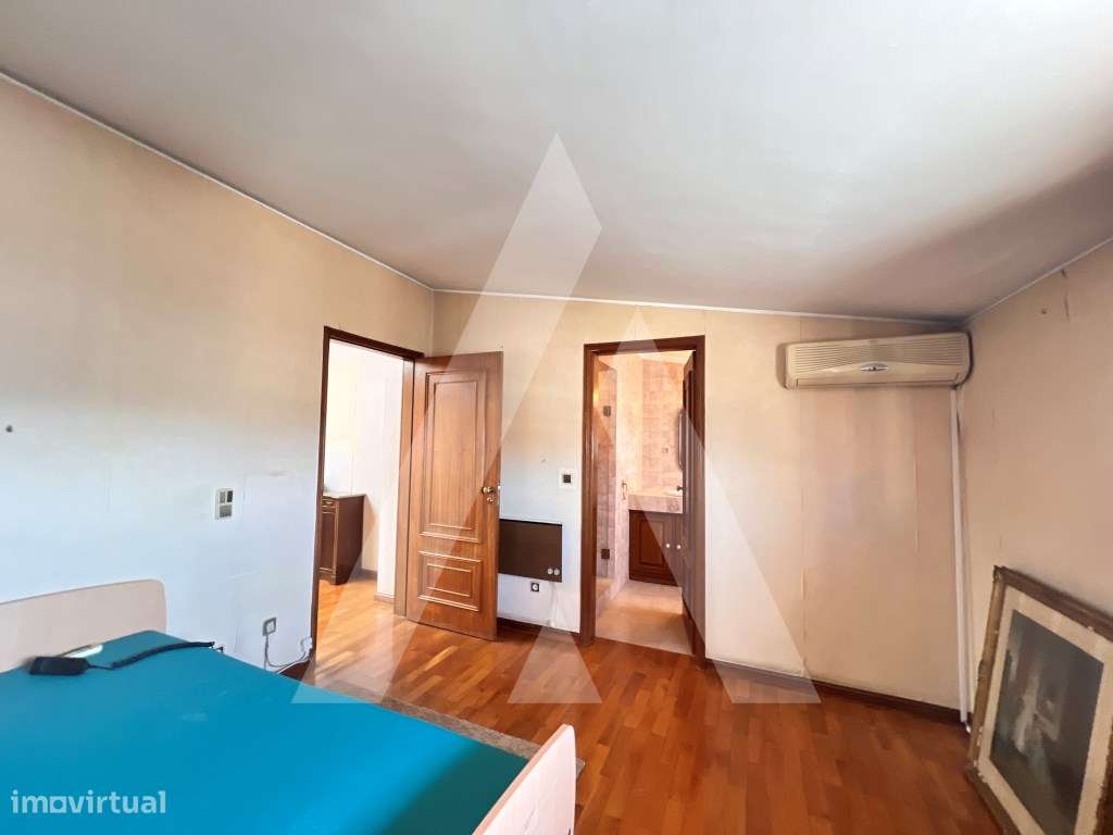 Apartamento T4 Duplex no centro de São João da Madeira-33