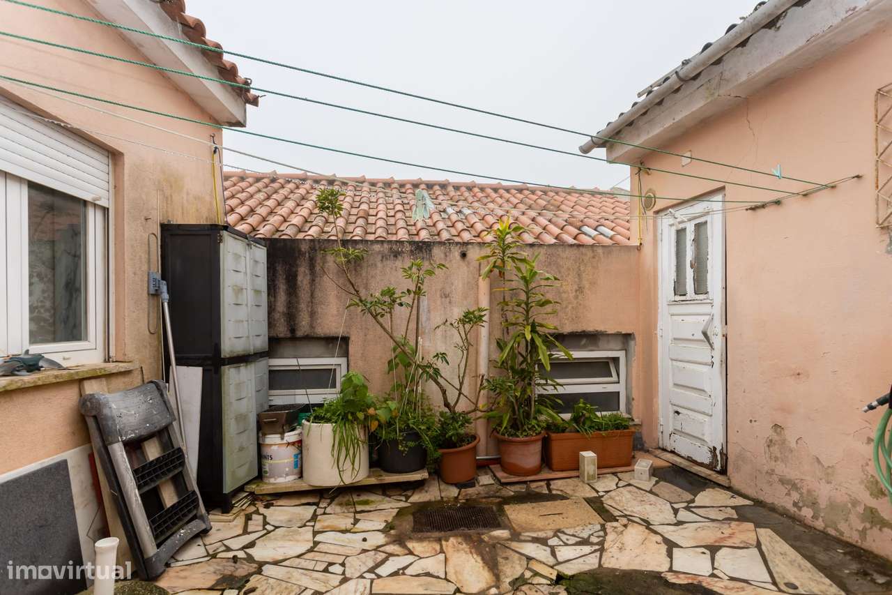 Moradia independente na Rua da Escola Nova-32