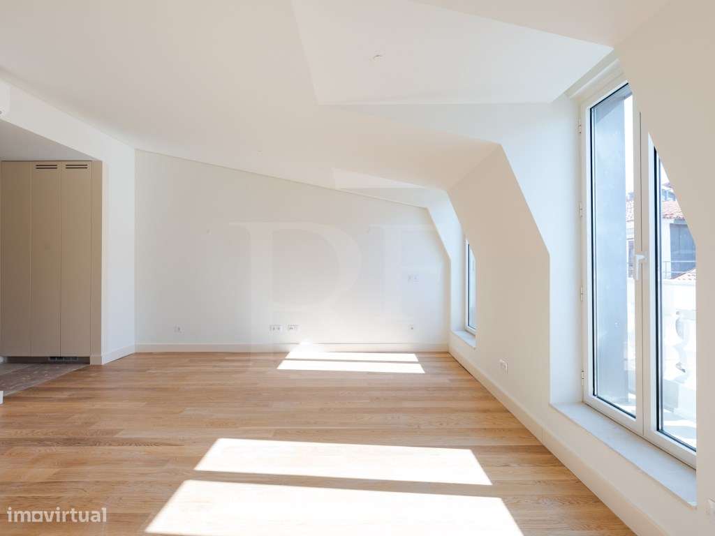 Apartamento T2 com varanda e vista rio em Lisboa-0