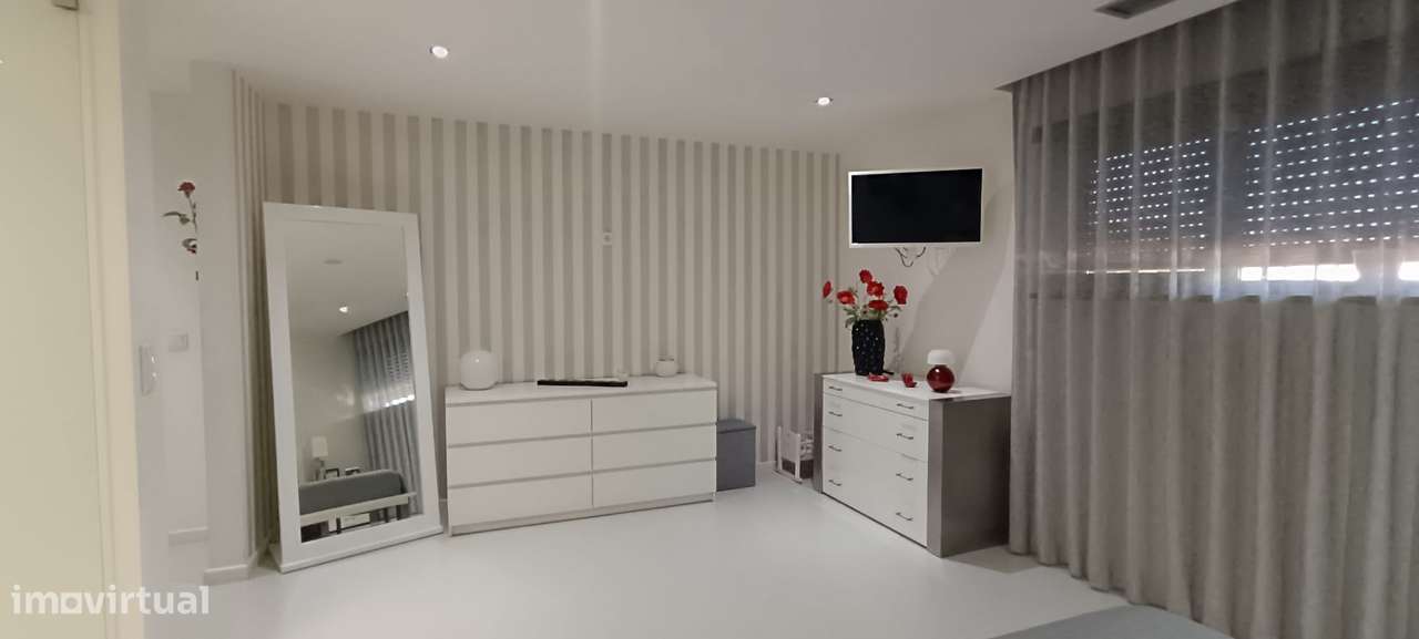 Moradia T5 de Luxo com Piscina e Garagem-17
