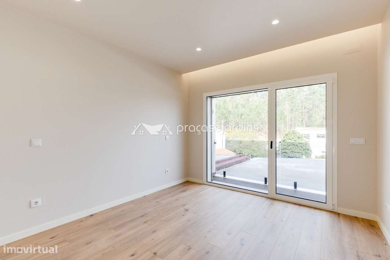 Moradia T3 de Arquitetura Moderna com Jardim e Garagem-13