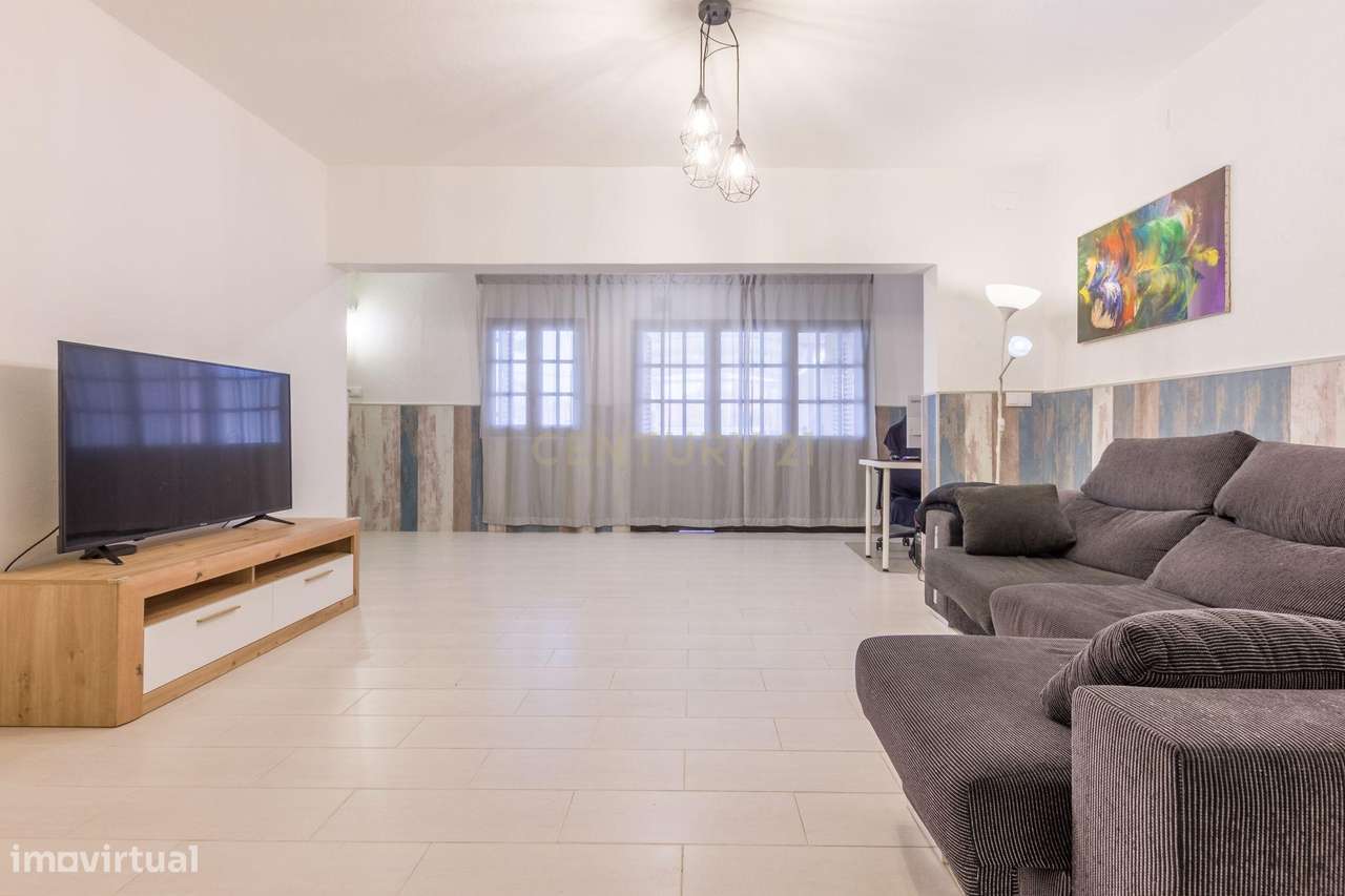 Moradia isolada  de gaveto com  5 assoalhadas num lote de 426 m2 na Qu-11