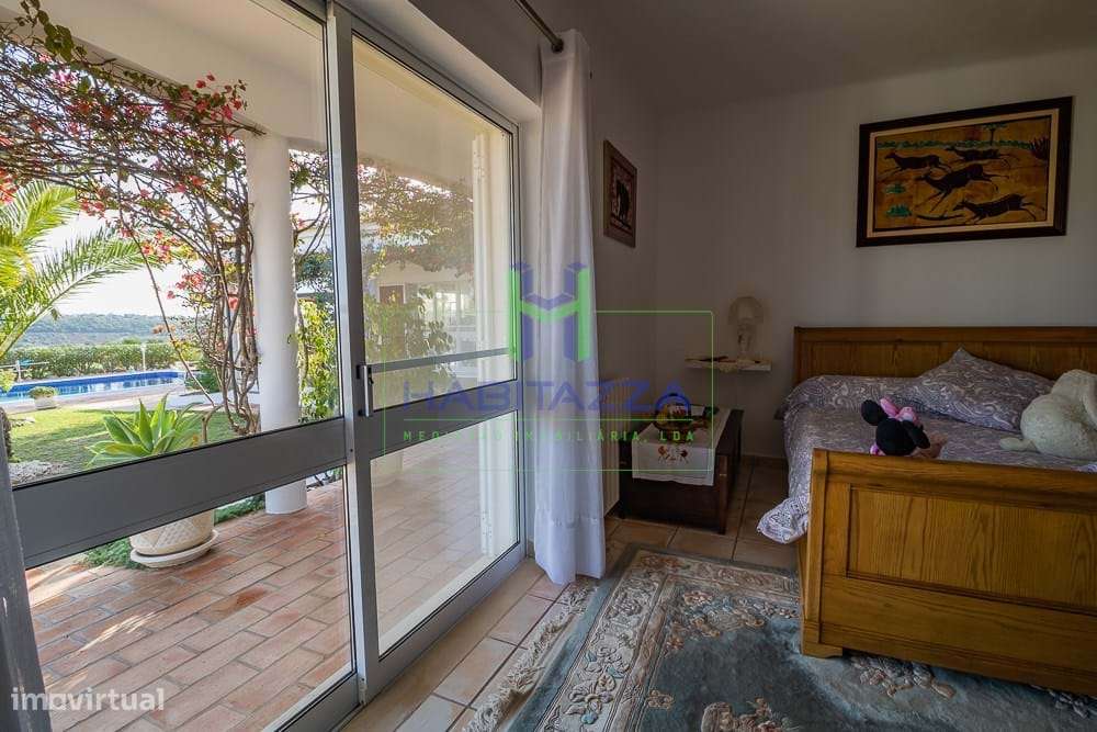 Fantástica Moradia Térrea T3+1, com piscina, grande jardim, e garagem,-53