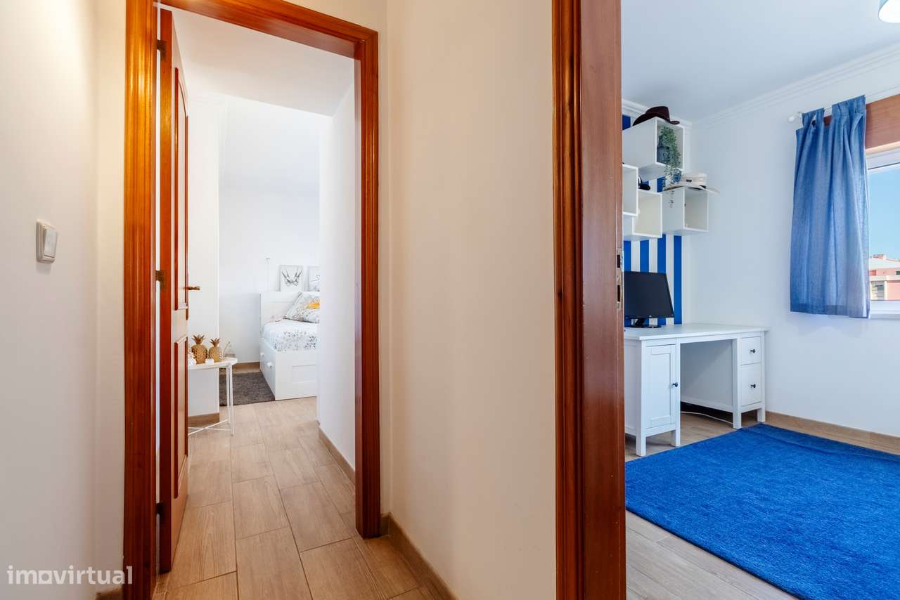 Apartamento T3 convertido em T2 c/ 2 Salas, Semi Remodelado em São Mar-26