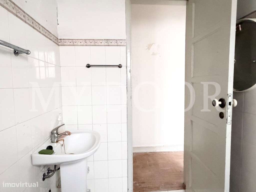 Apartamento T1 c/ potencial para transformar em T2 - Moscavide-16