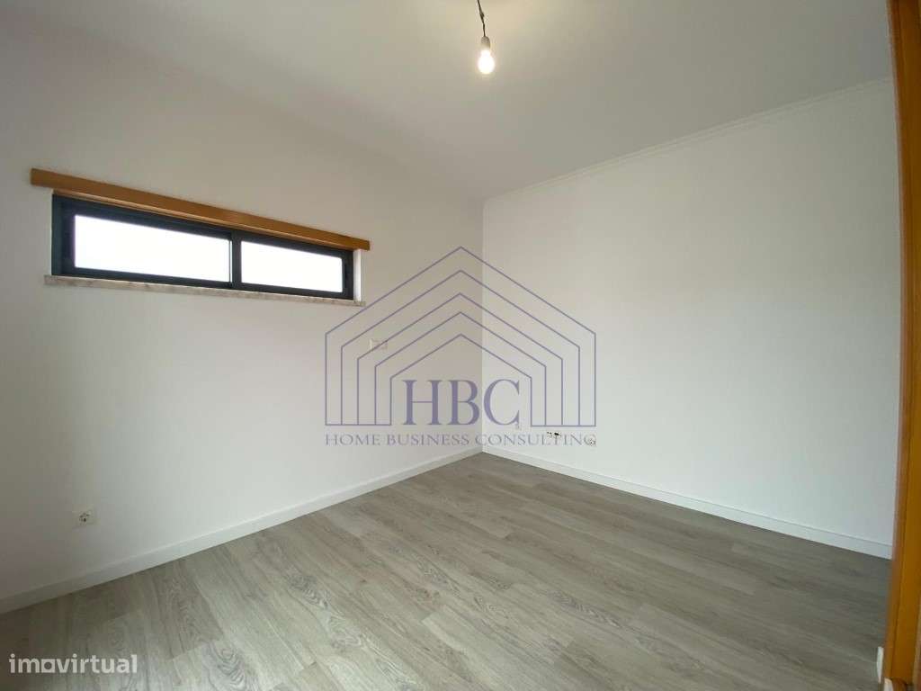 Moradia T5 Moderna e Remodelada no Feijó - Espaço, Conforto e Exclu...-33