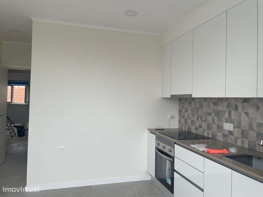 Apartamento T3 com Varanda, para Arrendamento em Almada. - Grande imagem: 2/14