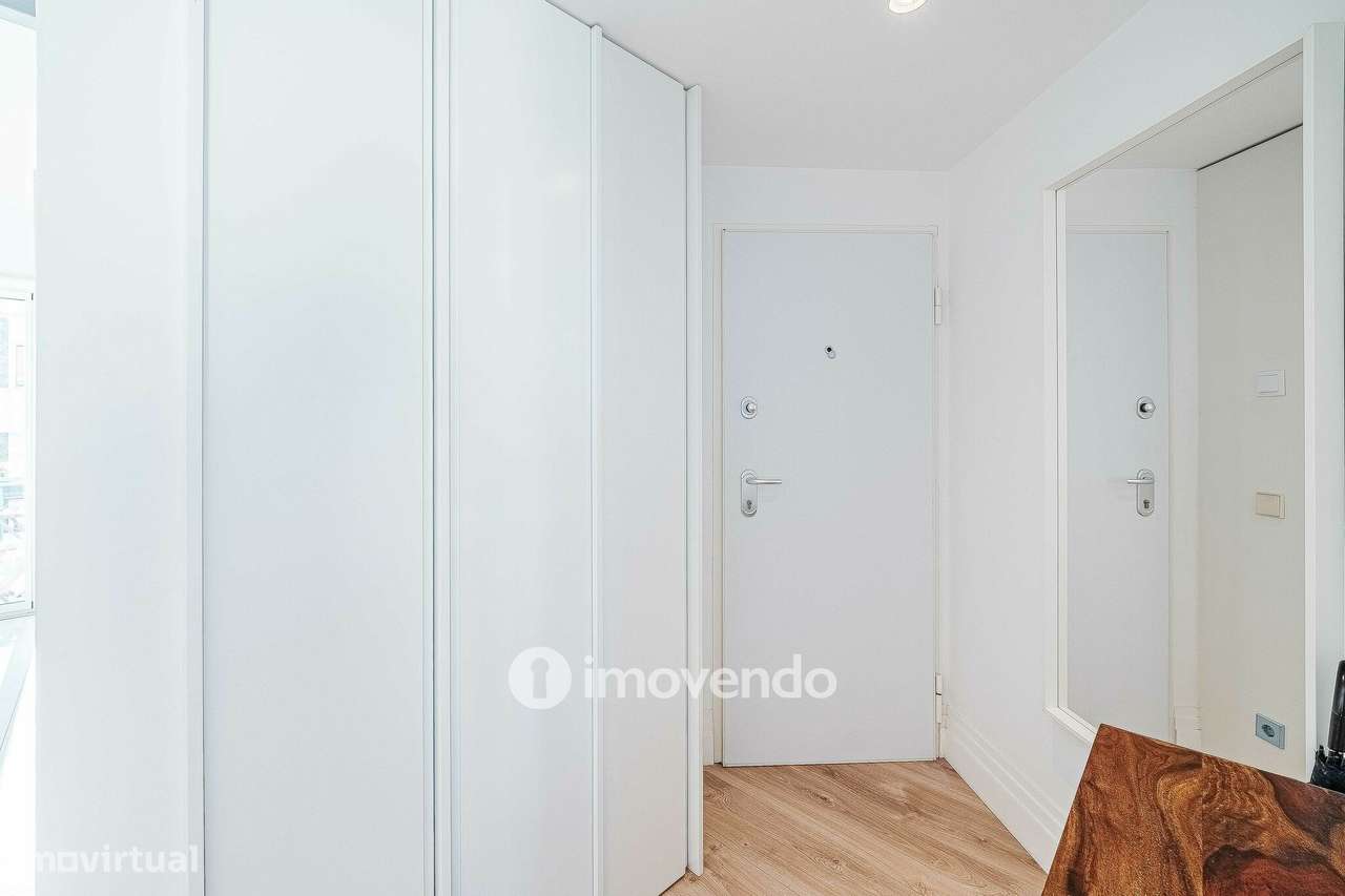Apartamento T2 com cozinha equipada e mobilado, nas Amoreiras-34