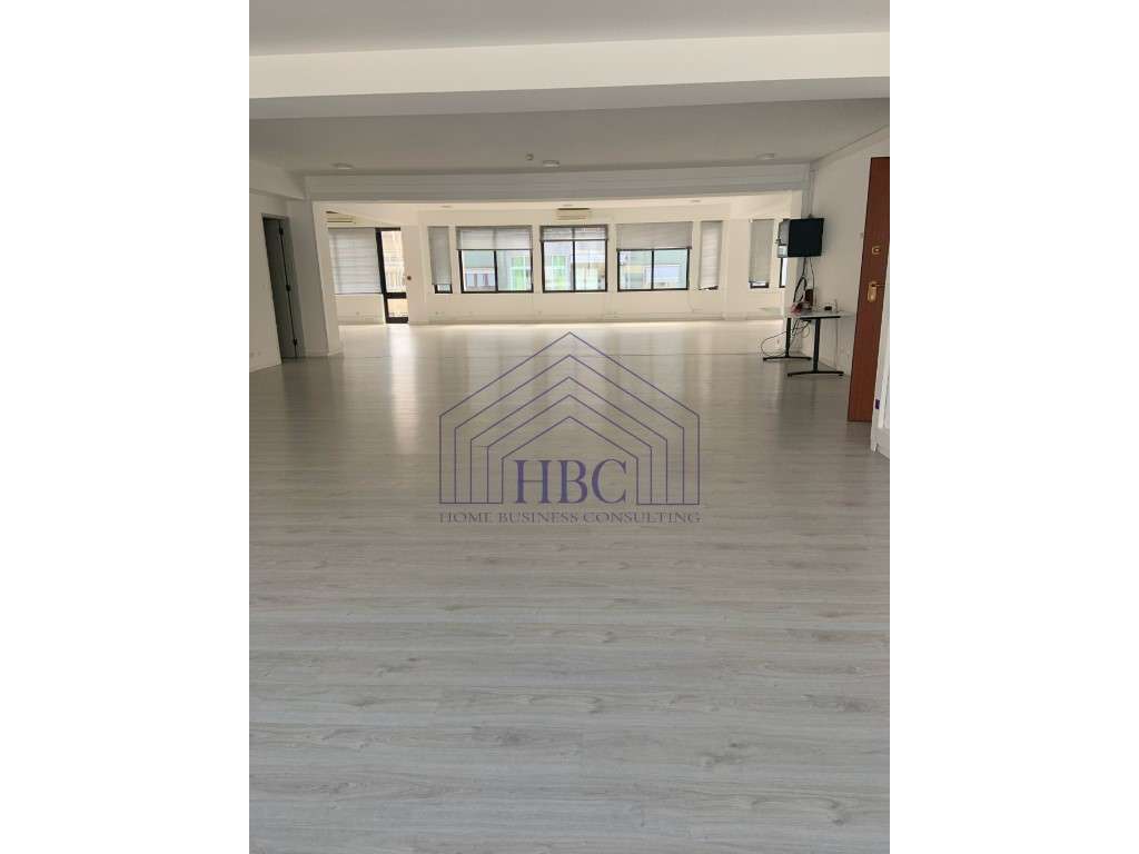 ESPAÇO COMERCIAL / ESCRITÓRIO PARA ARRENDAR - ARROIOS - Grande imagem: 1/27