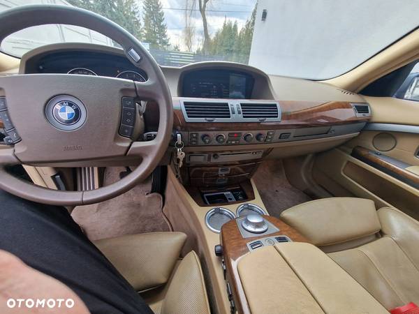 BMW Seria 7 735i - 27