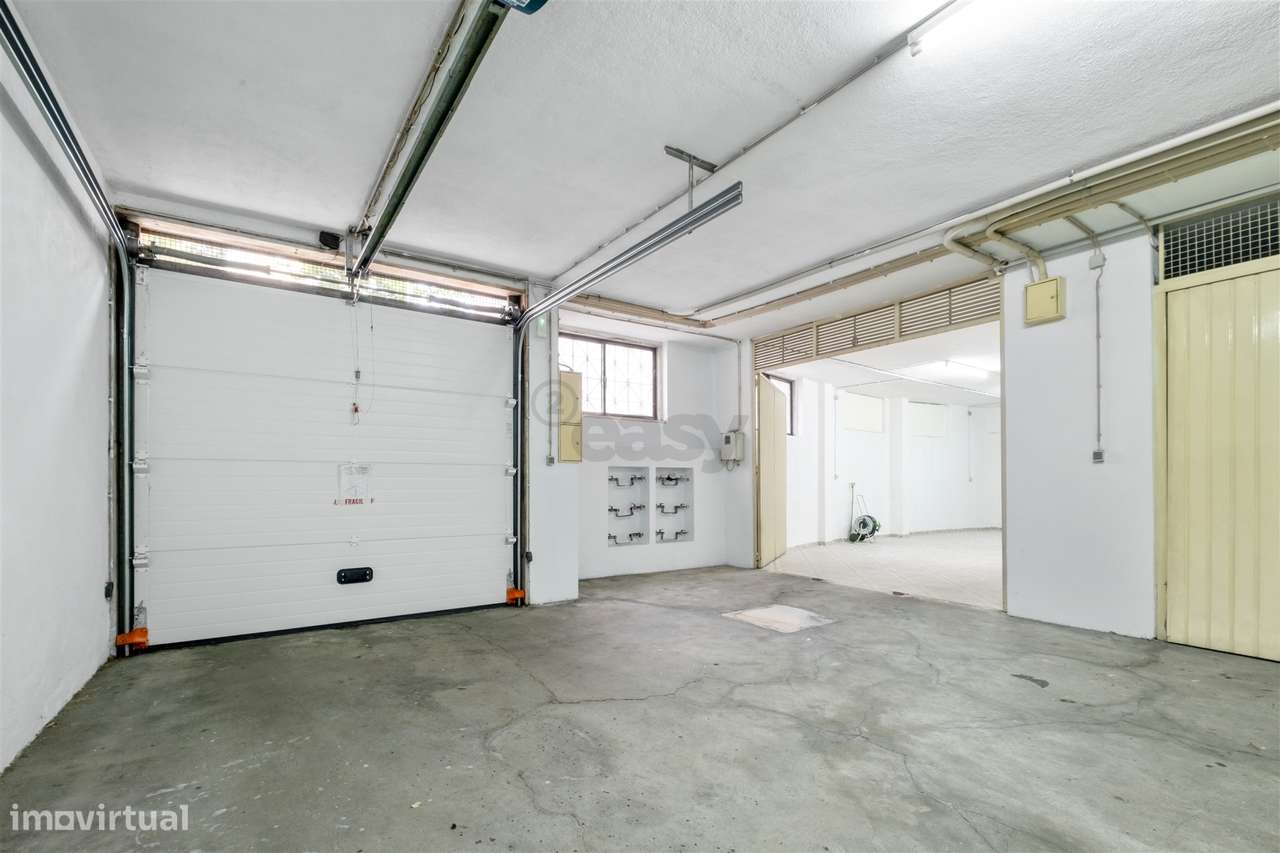 Armazém/Estacionamento Fechado – 155 m² – Tapada das Mercês-17