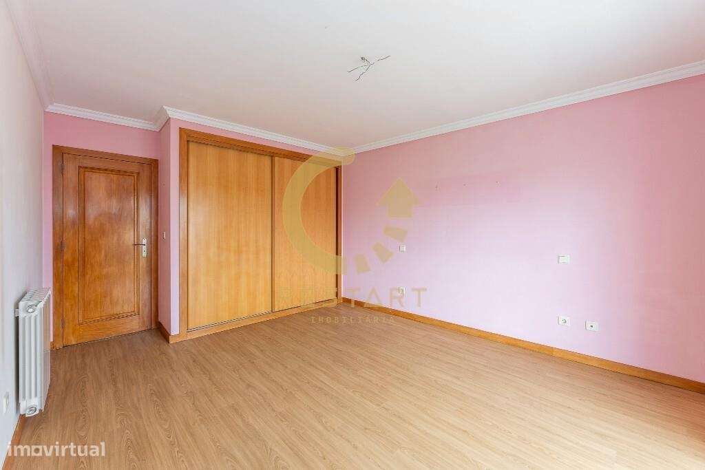 Apartamento T3 com excelente exposição solar, box fechada e junto ao m-26