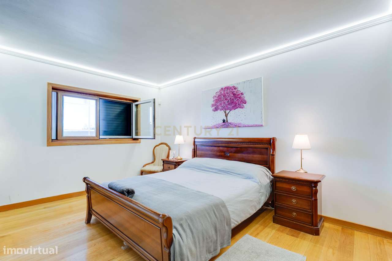 Encantadora Moradia de 4 Frentes-32