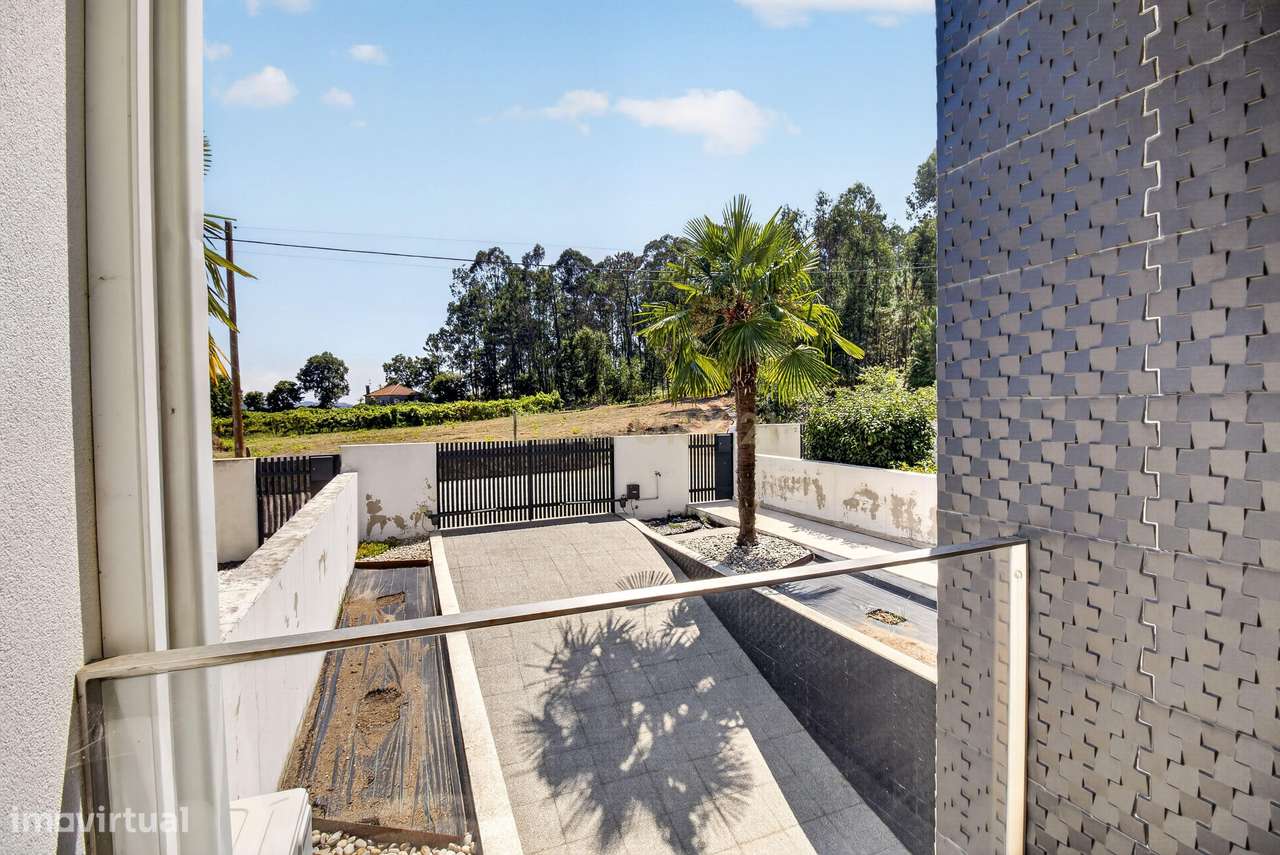 Moradia T3 com Suite, Jardim e Eficiência Energética A em Sequeade, Ba-12