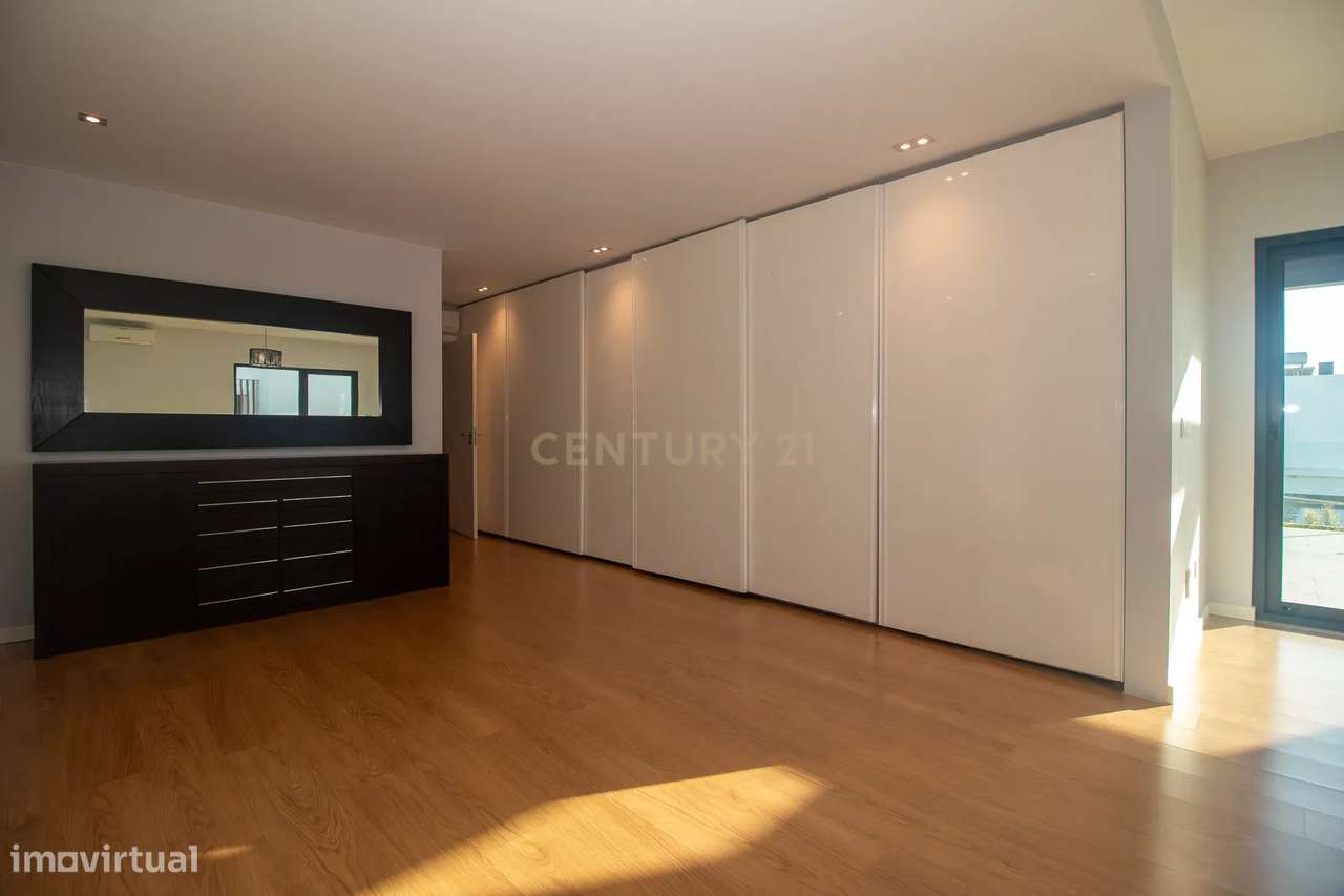 Viva o Luxo à Beira-Mar: Moradia Espetacular T5 com Piscina na Deslumb-30