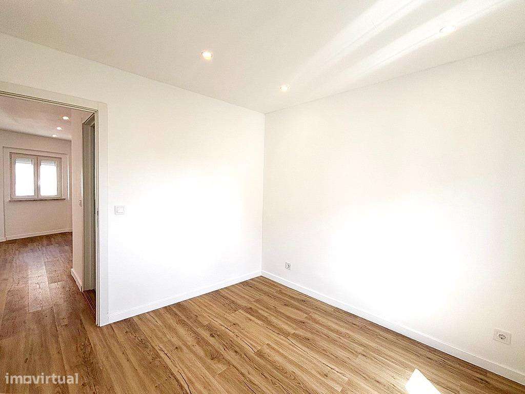 T2 Remodelado com Excelente Luz Natural no Forte da Casa!-5
