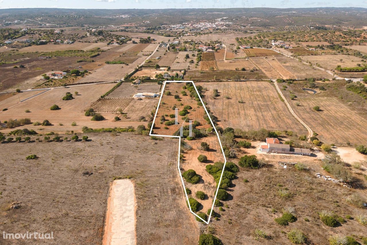 Terreno com Ruína de 94m2 para venda na Luz, Lagos.