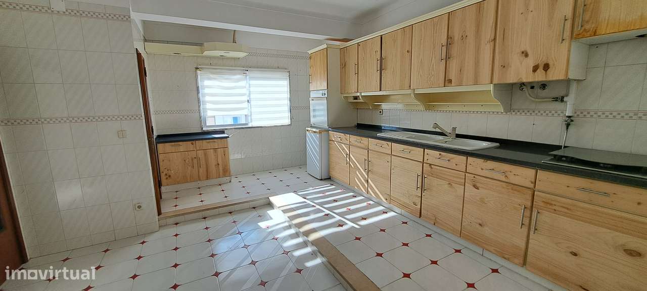 Apartamento T3 com 106m² e Arrecadação no Montijo-1