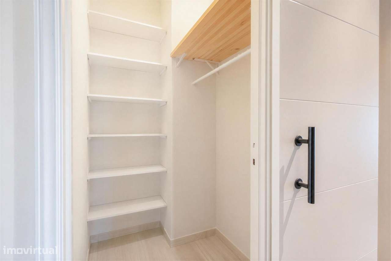 Apartamento T2 com Varanda — Excelente Localização junto ao Metro-11