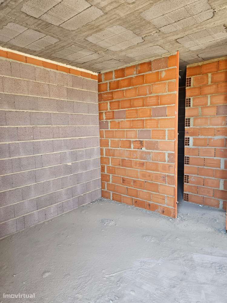 Apartamento T2 novo com piscina e garagem-17