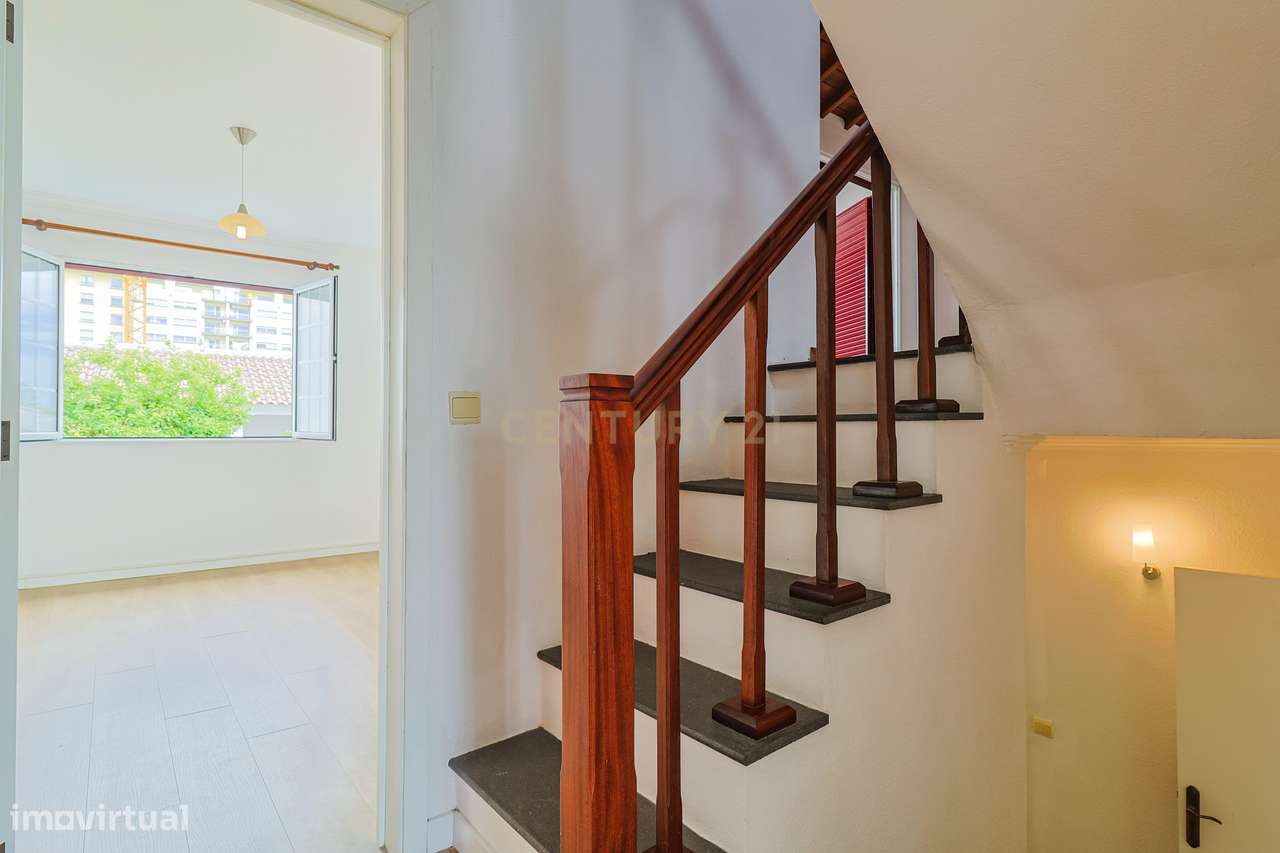 Moradia T2+1 com sótão, garagem, jardim e logradouro – Ponta Delgada-32