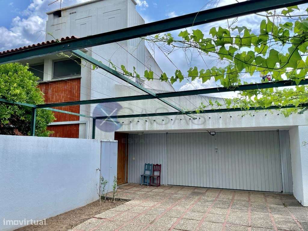 Moradia para remodelação, situada em Albarraque.-15