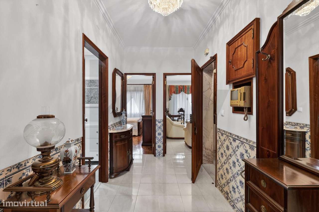 T2 junto à estação de Comboios da Amadora - Grande imagem: 4/22