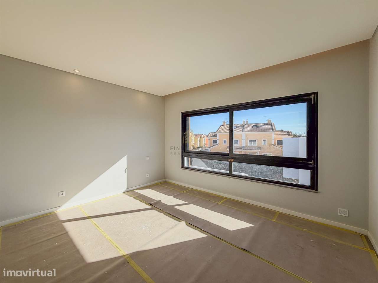 Vende-se Moradia T4 com jardim em Albarraque-16