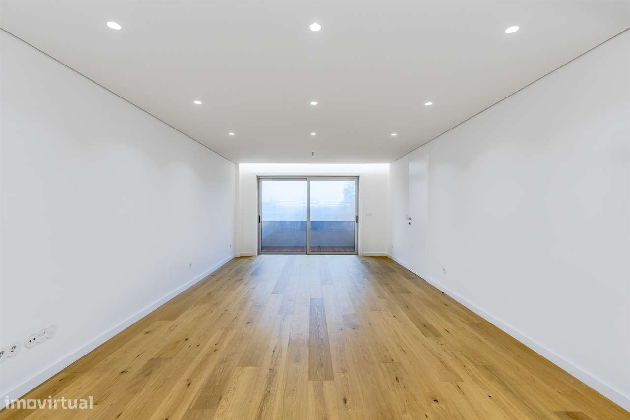 Apartamento T3 Renovado com Varandas na Avenida da Boavista-2