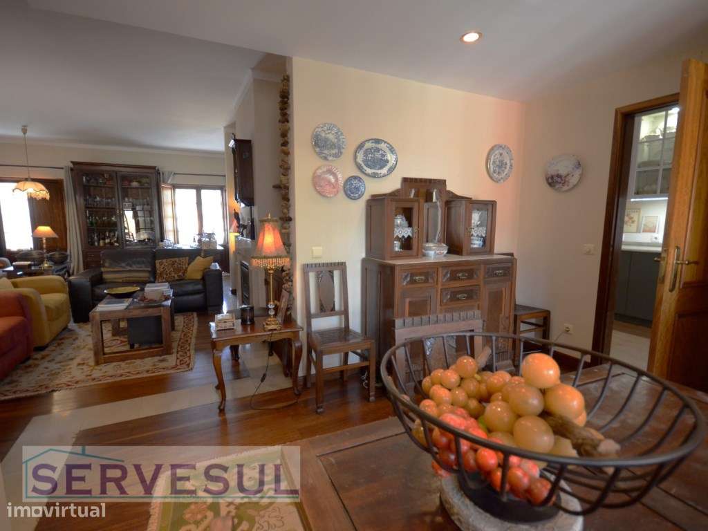 Excelente Oportunidade de Investimento! 1º Andar Duplex de uma Casa...-7