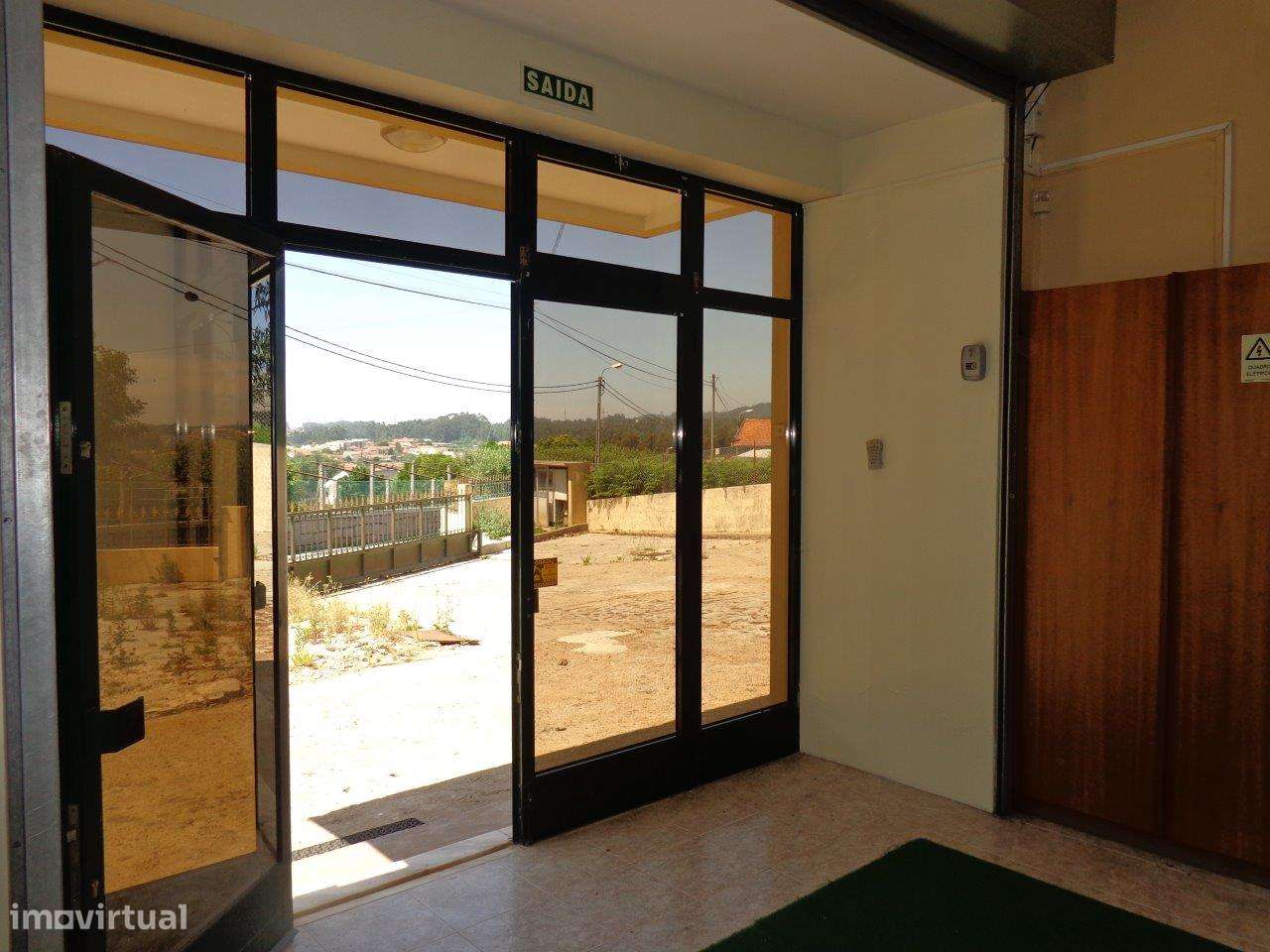 Armazém com 1100m2 área, com logradouro - Serzedo-9