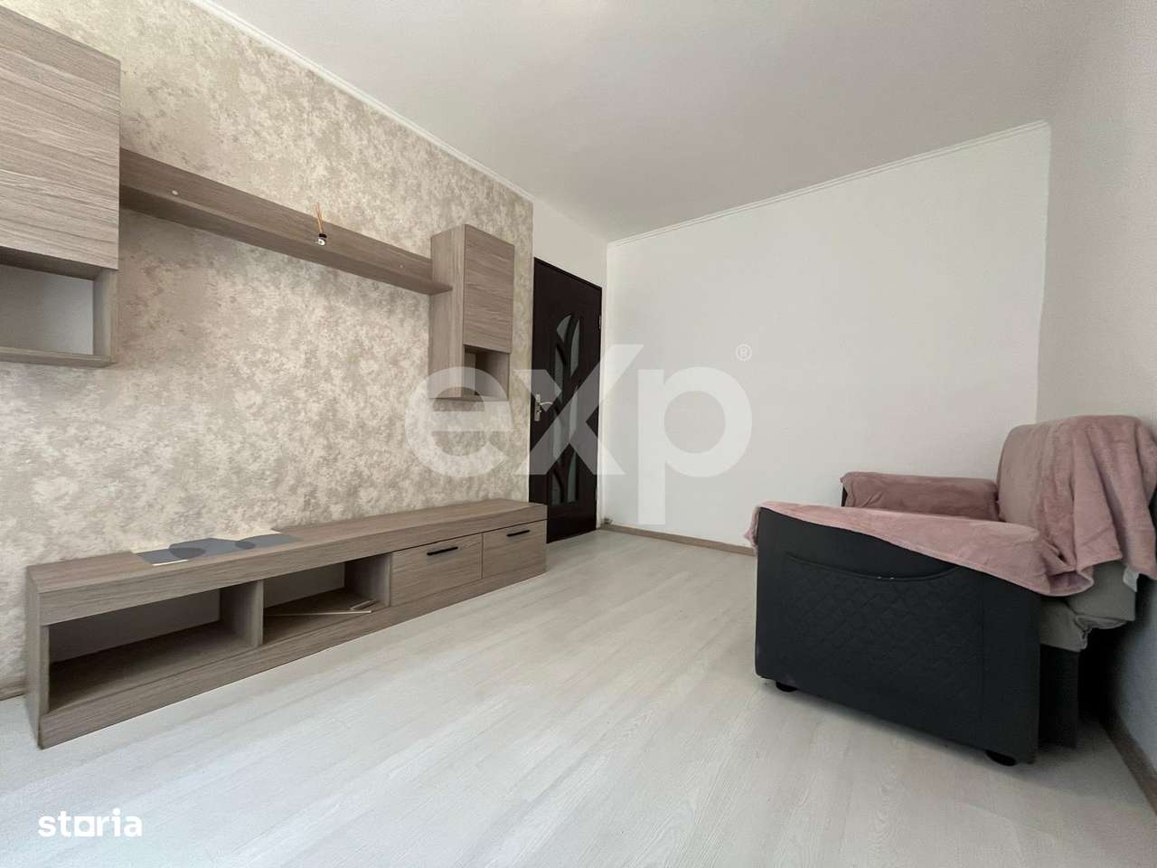Vanzare 2 camere mobilat si utilat parter central Gaesti-0