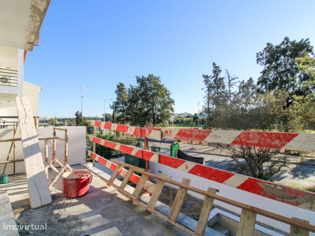 Moradia T4 Geminada com piscina na Sobreda-8