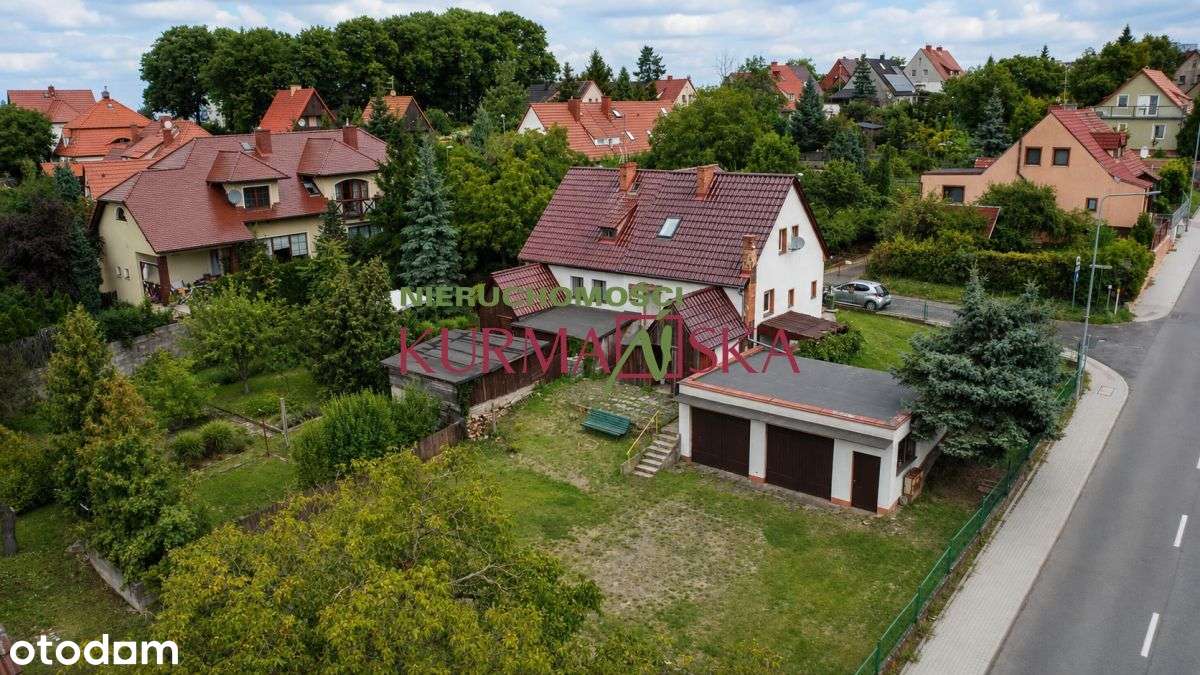 Dom bliźniak z budynkiem stacji diagnostyki aut