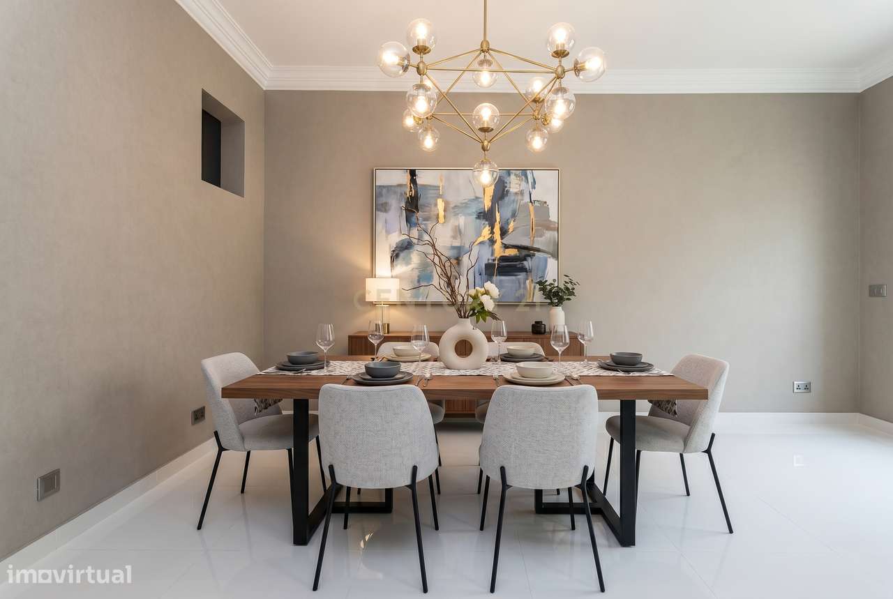 Apartamento com Potencial de Valorização em Almada-6