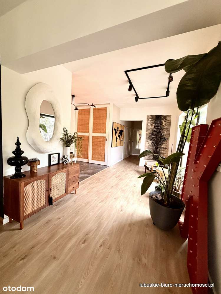 Komfortowy dom jednorodzinny z pięknym ogrodem-9