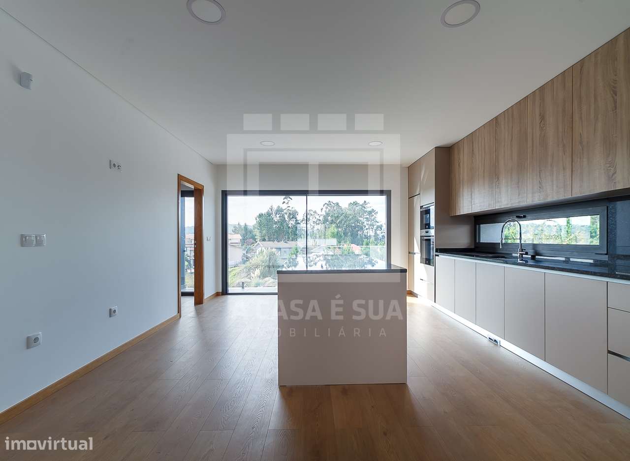 Moradia T3+1 nova com 3 frentes em Lobão, S.M.Feira - Grande imagem: 2/19