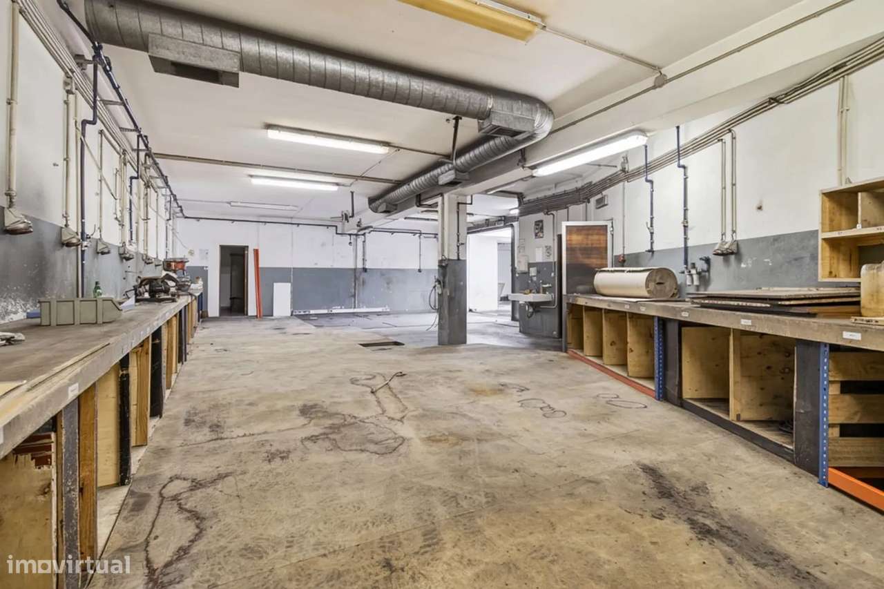 Armazém / Edifício Industrial com 1.800 m² | Avintes – Frente à N222-10