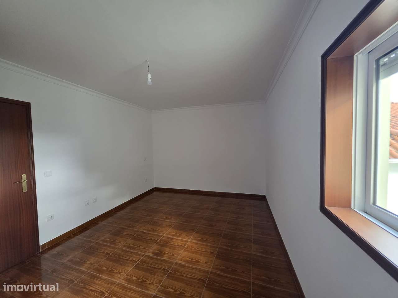 Moradia T2 com terraço e garagem nos subúrbios-12