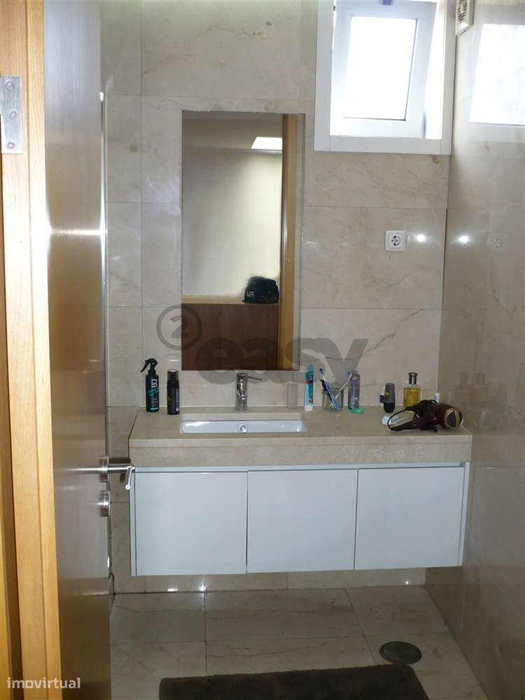 MORADIA EM BANDA T4 COM JARDIM-21