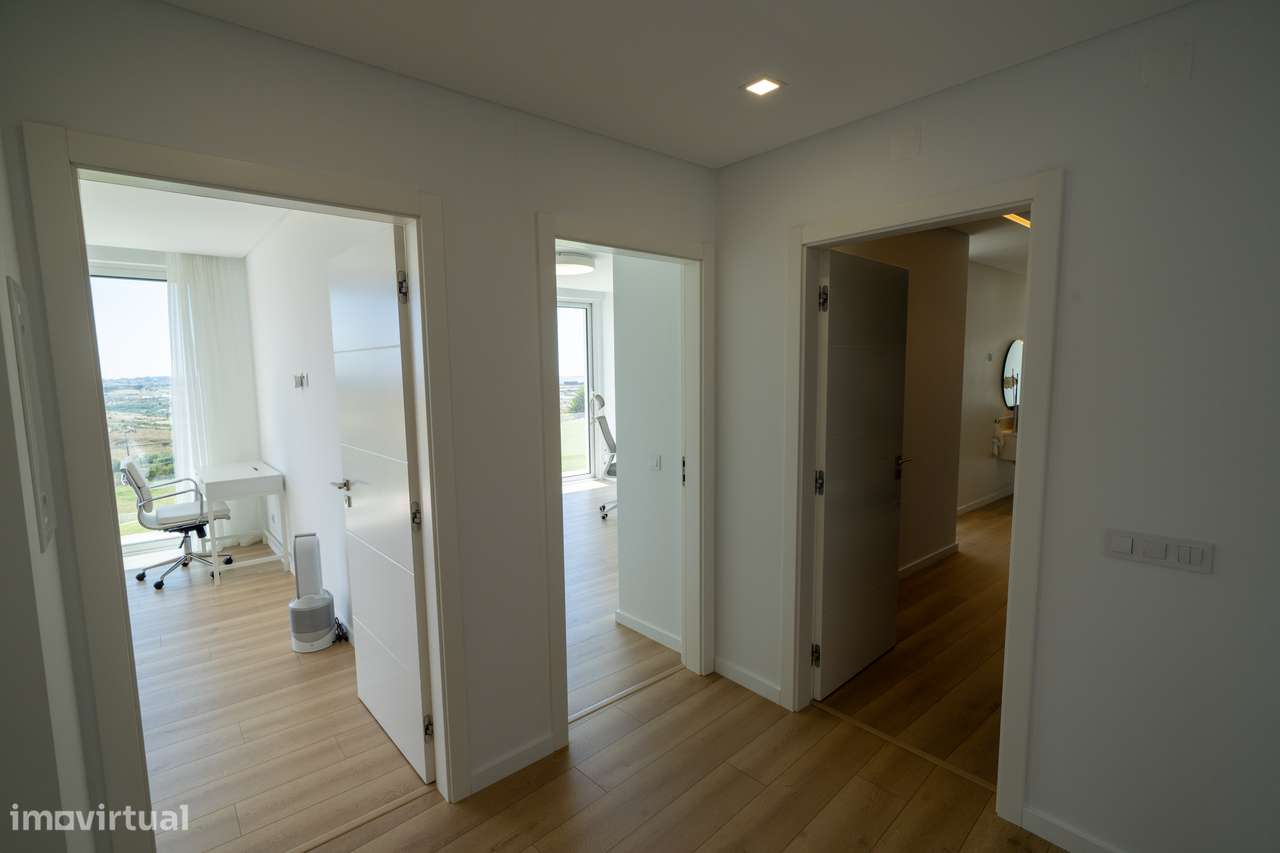 Moradia independente à venda na Estrada Velha da Avessada, 2665-13