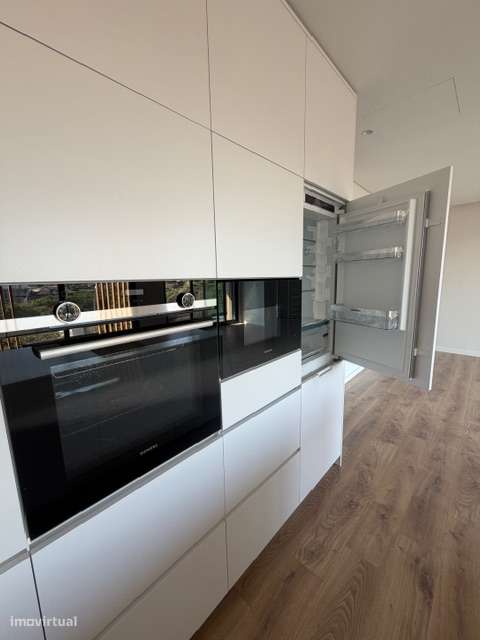 T2 em suítes, Varanda de 35,59 m² e Box para 2 Viaturas | Oeiras Golf-6