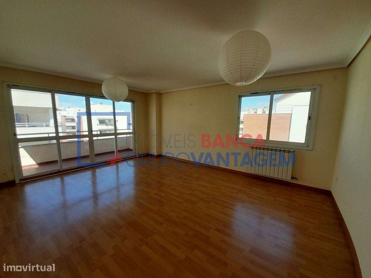 Apartamento T3, com  111 m2, situado em Alhos Vedros, Concelho da M... - Grande imagem: 1/24