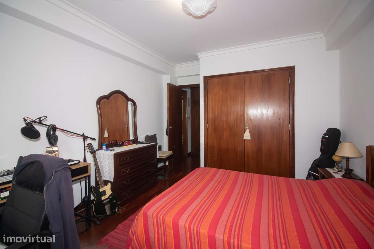 Espaçoso Apartamento T4 na Prestigiada Portela de Sacavém-18