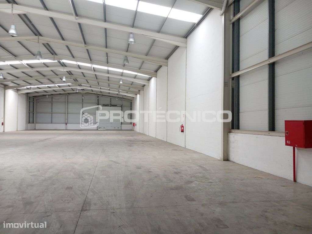 Armazém c/ 1.219m2 – Z. I. de Barrô - Grande imagem: 2/19